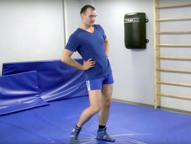 Pelvic rotations, which activate blood circulation, are a great way to warm up before exercise.